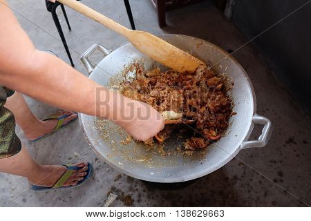 cooking of crispy fried noodle Thai food tell 
