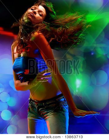 Mooie jonge vrouw dansen in de nachtclub