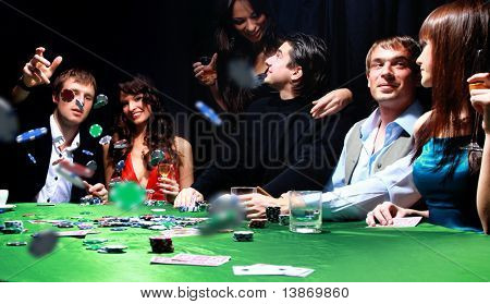 Joven lanza fichas en la mesa mientras jugando a las cartas