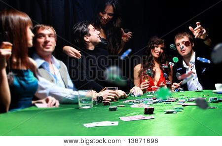 Joven lanza fichas en la mesa mientras jugando a las cartas