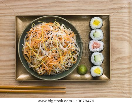 Daikon ve havuç salatası susam suşi ve Wasabi havai çekim