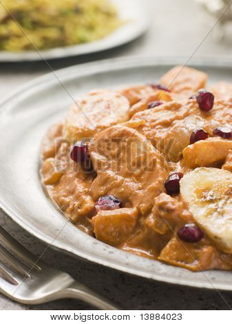 Pilavı pilav ile kalaylı bir tabakta tavuk Keşmir