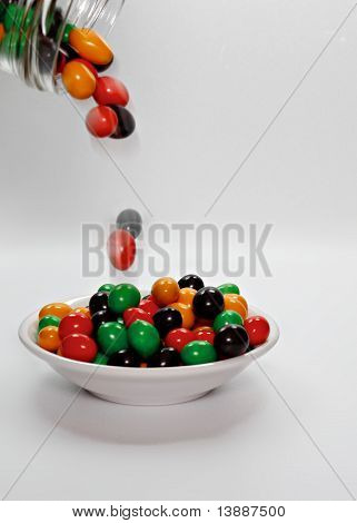 Gießen bunte Bonbons