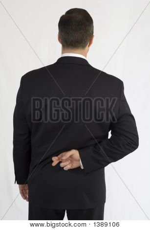 Kaufmann mit Daumen hinter Rücken