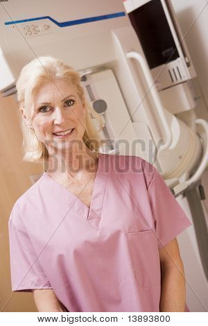 Portrét sestry před mamogram stroje