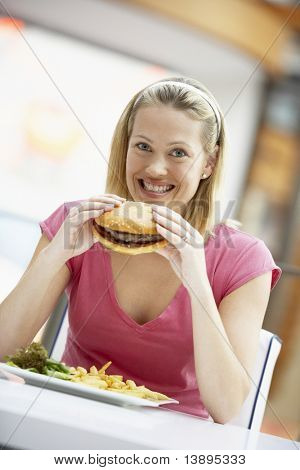カフェでランチを食べる女性