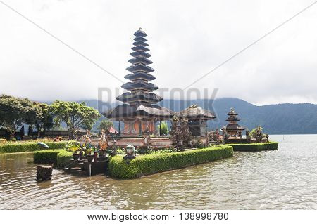 Holiday in Bali, Indonesia - Ulundanu Temple and Lake Beratan