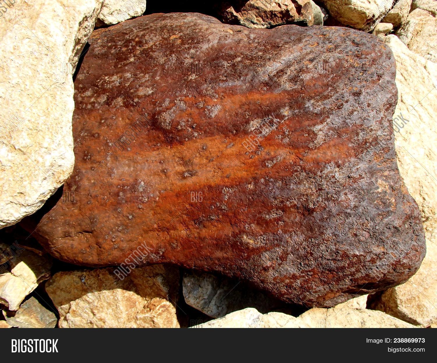 старые чугунные трубы. литье металла в землю. коррозия и ржавчина. литье в землю литье в песчано-глинистые формы. авария на сетях водоснабжения.