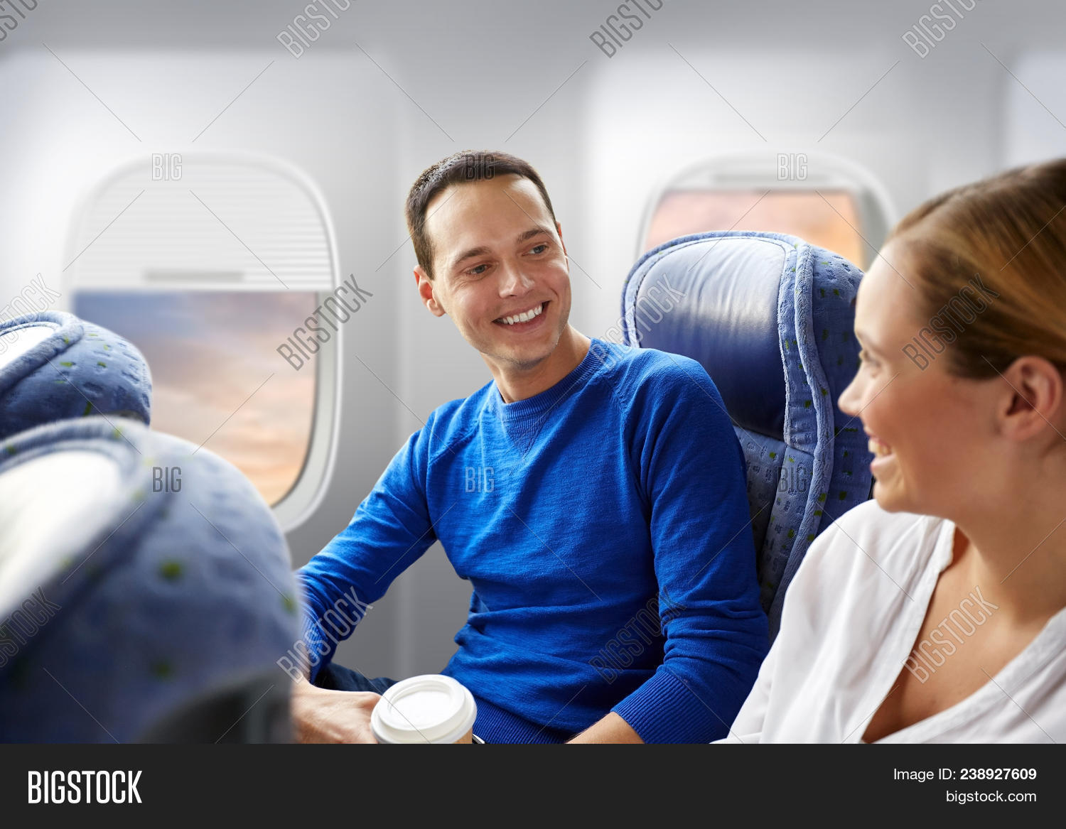 Счастливый пассажир автобуса. Экскурсовод в автобусе стоковое фото. Пассажиры в автобусе. Мужчина и женщина в самолете. Matching passenger.