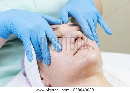 Massage And Facial Peels At The Salon Using Cosmetics