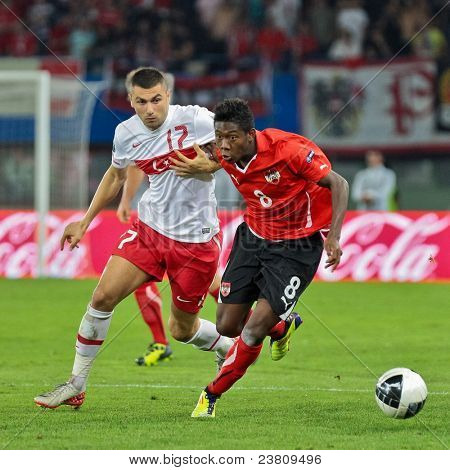 เวียนนา ออสเตรีย - 6 กันยายน Burak Yilmaz (#17 ตุรกี) และ David Alaba (#8 ออสเตรีย) ต่อสู้สำหรับ th