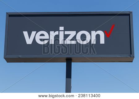Muncie - Circa April 2018: Verizon Wireless Retail Location. Verizon Delivers Wireless, High-capacit