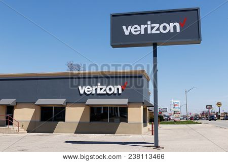 Muncie - Circa April 2018: Verizon Wireless Retail Location. Verizon Delivers Wireless, High-capacit