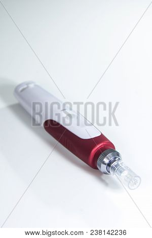 Electronic Device With Needles To Remove Skin Imperfections