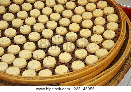 Macau, China- 07 Apr, 2018: Almond Cookies From Koi Kei Placed On The Basket. Koi Kei Bakery Is A Ch