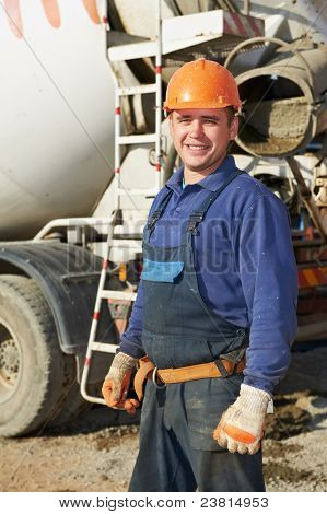 Generator-Arbeiter in Uniform mit vor konkrete Moxer auf Baustelle
