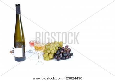 Garrafa de vinho com aperitive copos de vinho e uvas