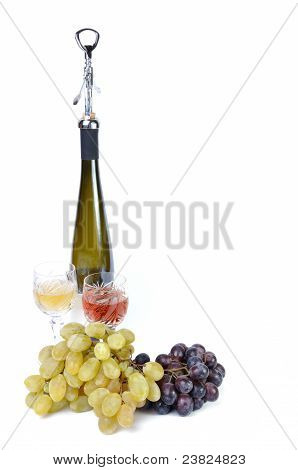 Garrafa de vinho com aperitive copos de vinho e uvas isoladas no branco