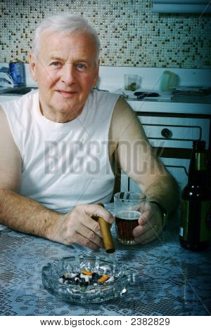 Usměvavá starší muž