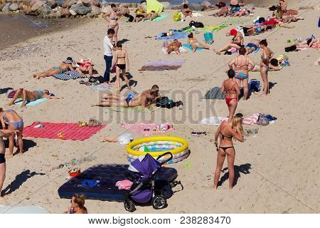 Zelenogradsk, Kaliningrad Region, Russia - July 29, 2017: Unknown People Resting On A Sandy Beach On