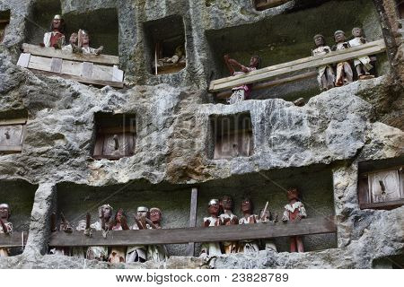 Hagyományos szobrok tau tau rock falra. Toraja régió Sulawesi sziget. Indonézia