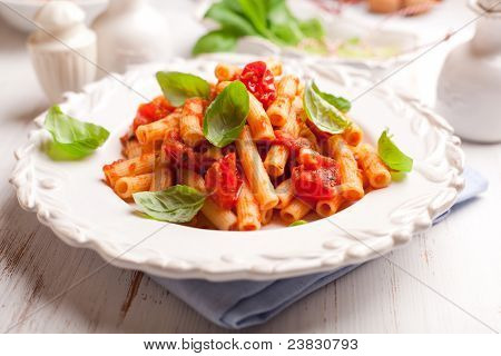 Sedani Rigati com tomate cereja e manjericão