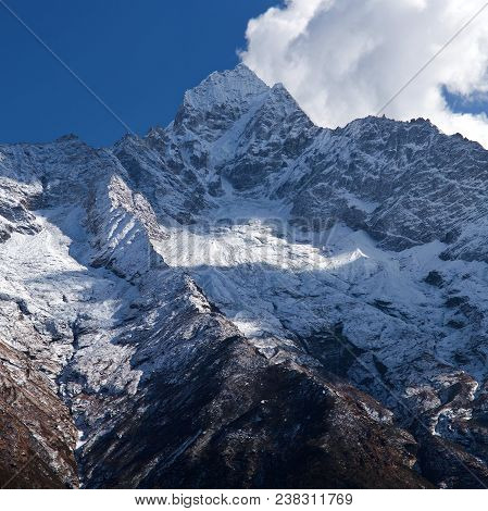 Thamserku Peak, Elevation 6623 M In Sagarmatha National Park, Nepal Himalayas