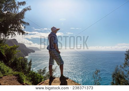 Hike in Na Pali coast in Kauai icland, Hawaii