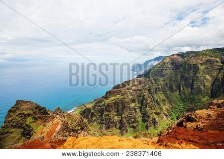 Hike in Na Pali coast in Kauai icland, Hawaii