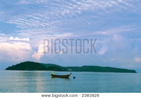 Bote no mar ao nascer do sol