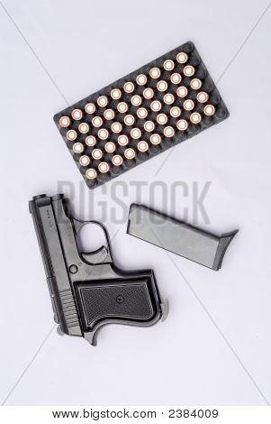 Pistola con le cartucce