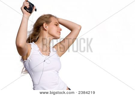 junge Frau tanzen auf mp3-player