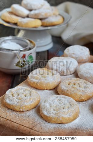 Sesame Shortbread With Date Stuffing. Middle Eastern Cookies. Eid And Ramadan Dates Sweets. Kahk. Ar