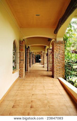 corredor do pátio rústico