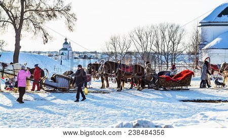 Suzdal, Russia - March 9, 2018: Tourists Near Horse Sledges In Near Church Of St. Paraskeva Or Pyatn