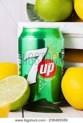 London, Uk - April 27, 2018: Aluminium Can Of 7up Lemonade Soda Drink With Fresh Lemons And Limes.th
