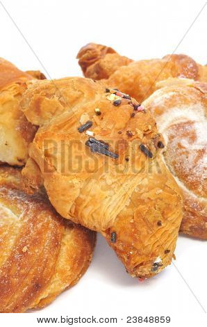 záběr z nějaké pečivo, jako čokoládové croissanty a ensaimadas