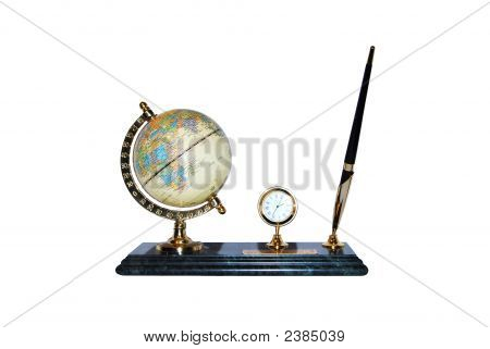 Il globo e l'orologio e la penna.