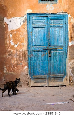 Dveře boční ulici Marrakech