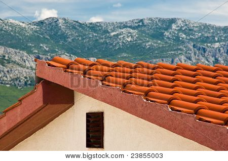 Vecchia tegola tetto arancia nel villaggio di montagna
