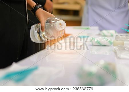 pouring normal saline into medical nursing set