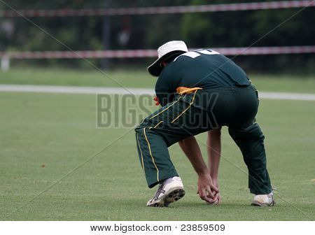PUCHONG, MALAYSIA - september 24: Guernseys fielder Chris Van Vliet fanger bolden i denne Pepsi ICC W