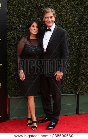 LOS ANGELES - APR 29:  Lisa Oz, Mehmet Oz at the 45th Daytime Emmy Awards at the Pasadena Civic Auditorium on April 29, 2018 in Pasadena, CA