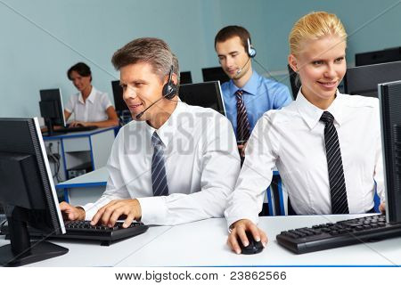 ธุรกิจ 4 คนนั่งอยู่ในห้องพักและการทำงาน
