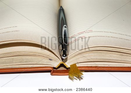 Cuaderno con lápiz negro oficina