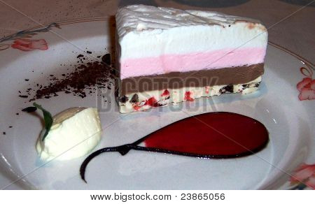 Neopolitan dolgulu kaplamalı tatlı