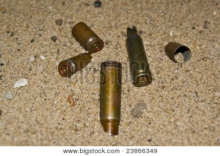 砂の上に空のカートリッジ