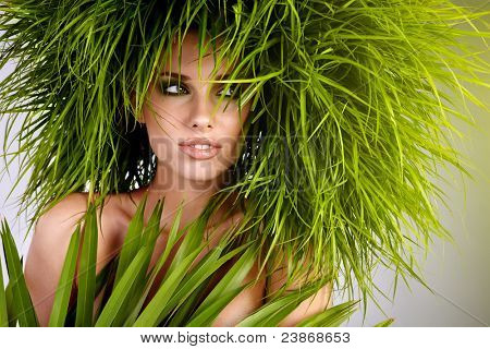 Junge Frau und abstrakt grün haare