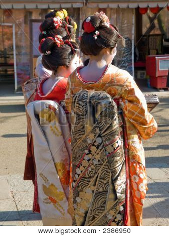 Três gueixa em Kyoto
