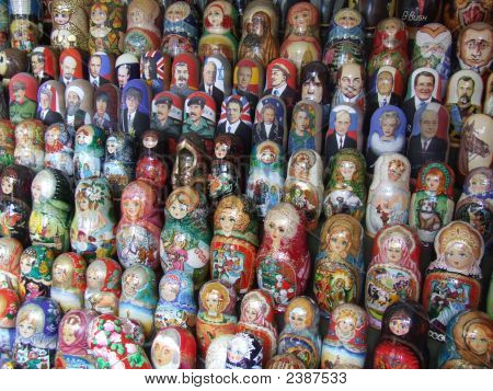 Politiske og traditionelle russiske dukker på et marked i Moskva, Rusland